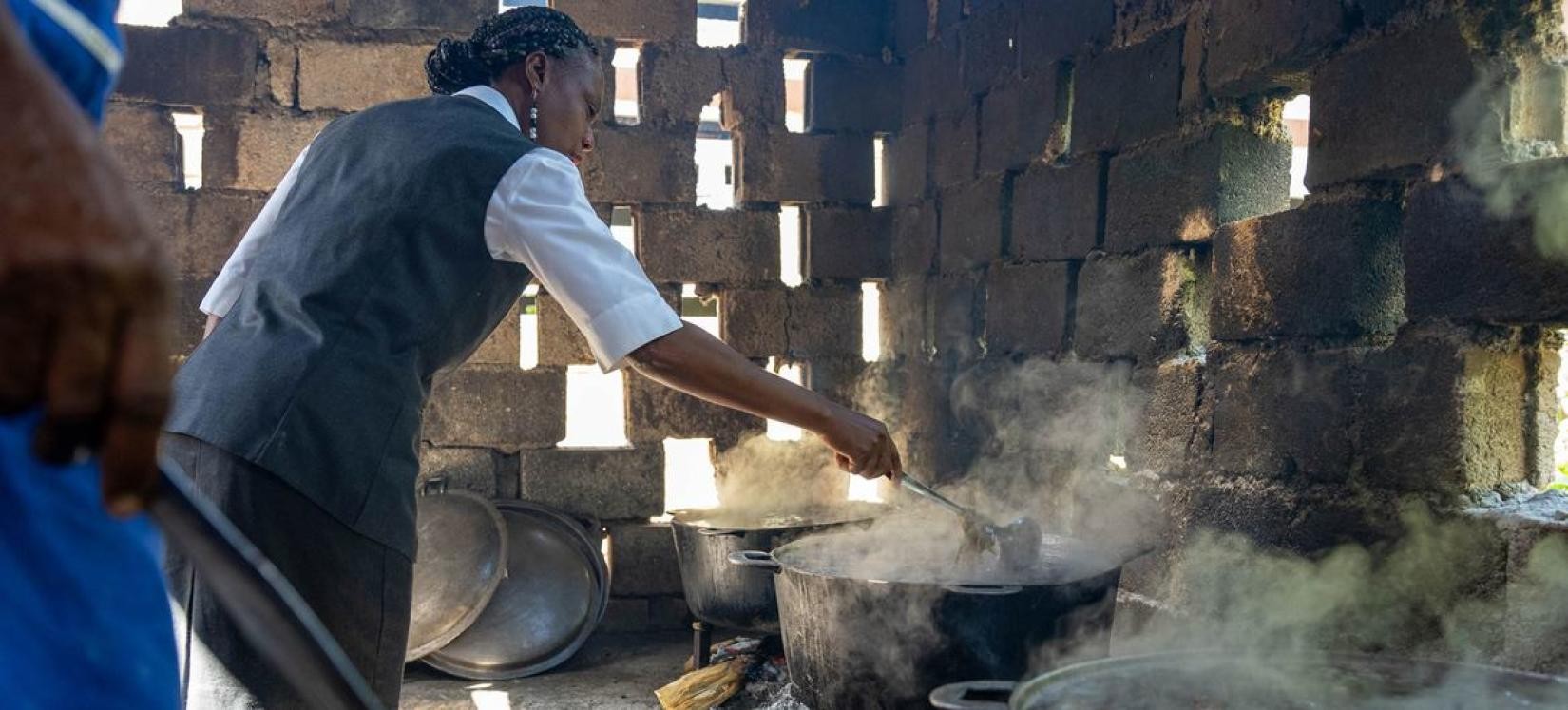 Volunteers cook school meals in Gonaïves