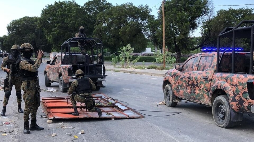 Police remove barricades at the National Palace
